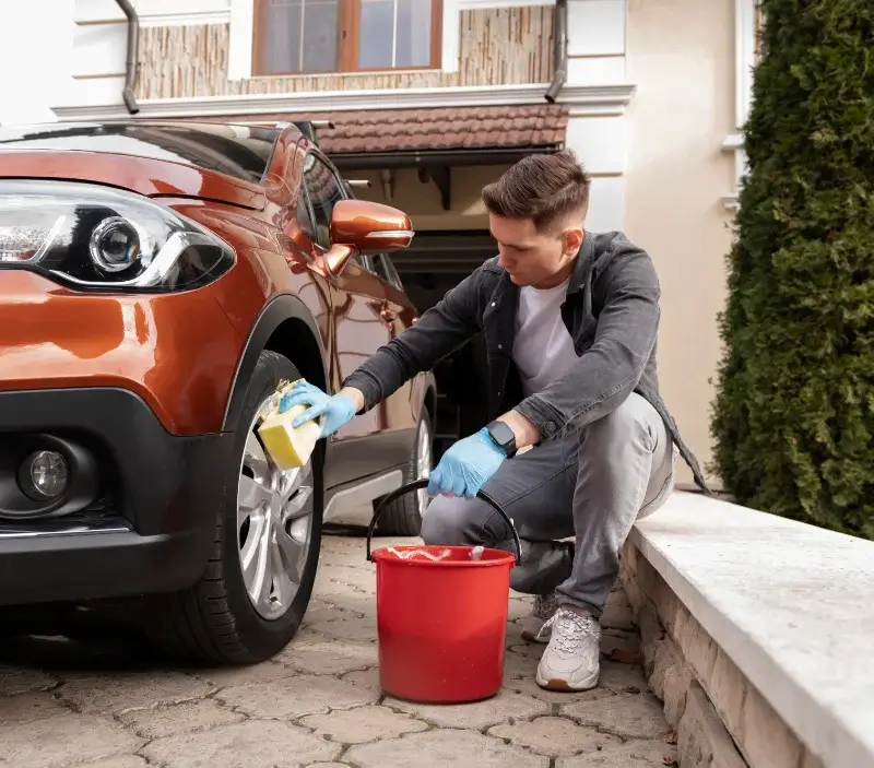 Lavage auto à domicile Grenant : professionnel intervenant sur un véhicule